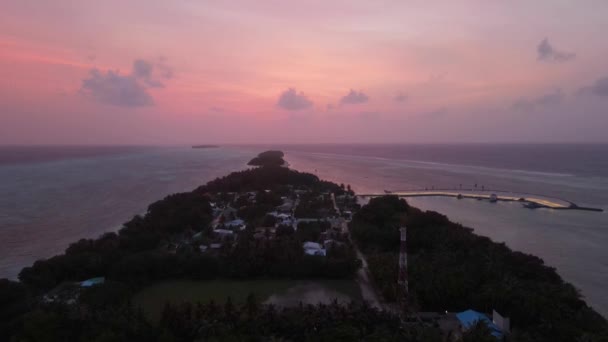 Μαγικό Drone Μετά Ηλιοβασίλεμα Στις Μαλδίβες Πετώντας Πάνω Από Ένα — Αρχείο Βίντεο