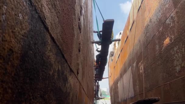 Kijkend Naar Dock Workers Zittend Plank Tussen Twee Schepen Hammering — Stockvideo