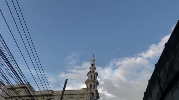 イスラム教のモスクミナレット塔のシンボルアザン時代には 道路交通 一日に満ちて傾斜 — ストック動画
