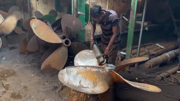 Bangladeshi Male Using Angle Grinder Ship Propeller Remove Rust Dockyard — стокове відео