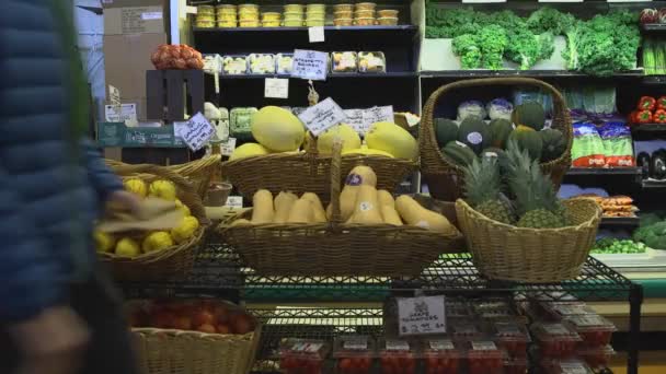 Люди Проходящие Мимо Овощной Секции Местного Рынка — стоковое видео