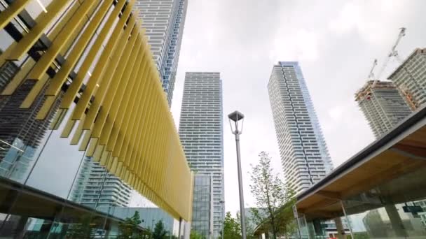Mirando Hacia Arriba Caminando Hacia Edificios Residencias Condominios Gran Altura — Vídeo de stock