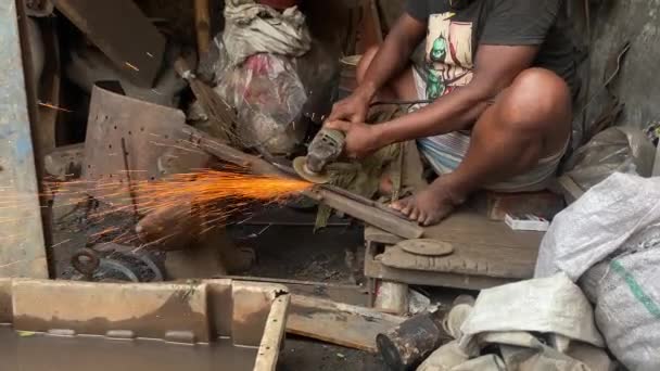 人类用金属研磨机把一块金属做成刀片 — 图库视频影像