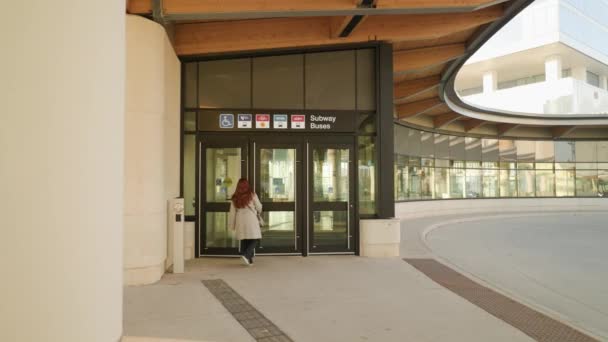 カナダのオンタリオ州にあるヴォーン メトロポリタン センターのバスターミナルに出入りする人 — ストック動画