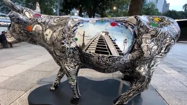 チチェン イッツァのピラミッドを表す通りに牛が描かれたストリートアートのショット — ストック動画