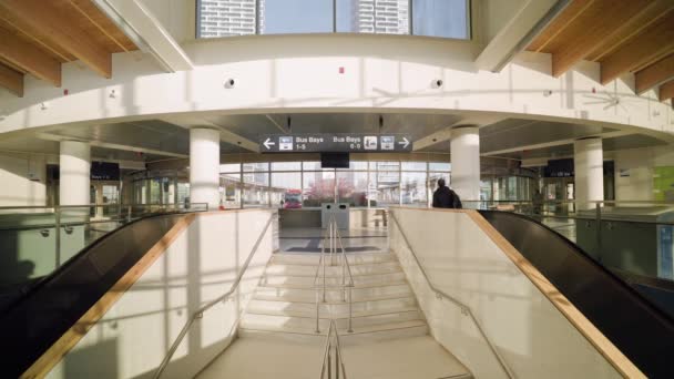 カナダオンタリオ州Vmc ヴォーン メトロポリタン センター のバスターミナルへの入り口 — ストック動画