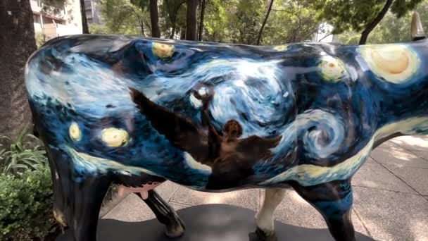 Shot Street Art Cows Painted Street Representing Angel Independence — Stock Video