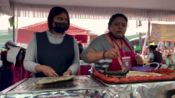 Πλάνο Των Γυναικών Που Ετοιμάζουν Παραδοσιακά Quesadillas Στην Πόλη Του — Αρχείο Βίντεο