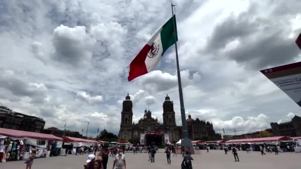 Strzał Flagi Meksyku Machając Pełnym Widokiem Zocalo Tle Zachodzie Słońca — Wideo stockowe