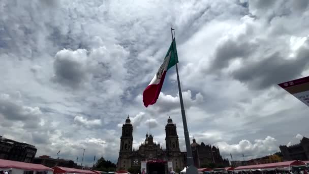 在大都市大教堂前的日落时分 墨西哥国旗飘扬 全景尽收眼底 — 图库视频影像