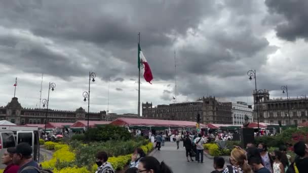 Meksika Bayrağının Gün Batımında Arka Planda Zocalo Nun Tam Görüntüsüyle — Stok video