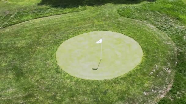 Cirkulärt Putting Green Och Golfbana Hål Med Blåst Flagga Drönare — Stockvideo