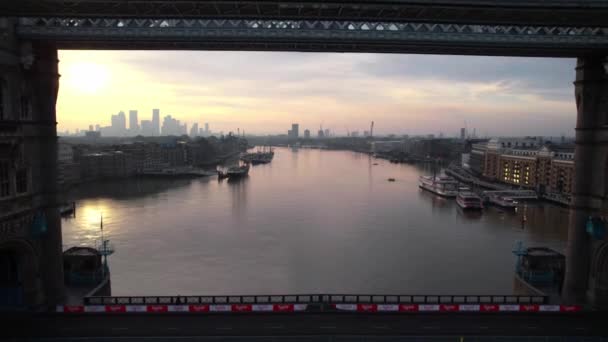 伦敦塔桥的感情用事的空中景观 无人驾驶飞机在粉色夕阳的天空中倒飞 上升揭示了英国首都的城市景观 — 图库视频影像
