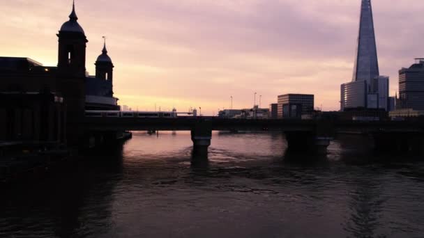 ロンドンのサンセットで見たサウザーク橋とテムズ川 ドローン撮影 — ストック動画