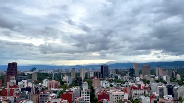 Timelapse Skott Ett Tak Mexikanska Staden Passagen Storm Moln — Stockvideo
