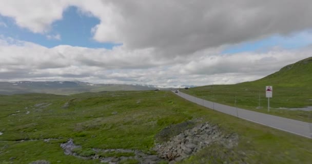 Drone Tiro Volando Bajo Rápido Sobre Carretera Naturaleza Rural Noruega — Vídeos de Stock