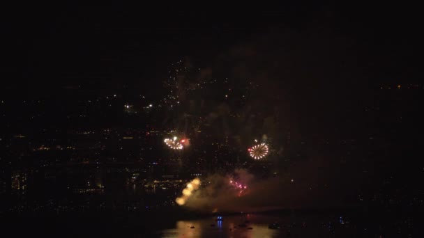 Spektakularny Pokaz Fajerwerków Miejskim Nocnym Niebie Statyczne — Wideo stockowe