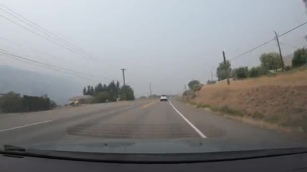 雾山景观时差中的景观驱动车 — 图库视频影像
