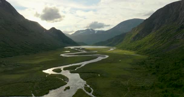 Idyllic View River Flow Jotunheimen Mountain Valley Eastern Norway Повітряна — стокове відео