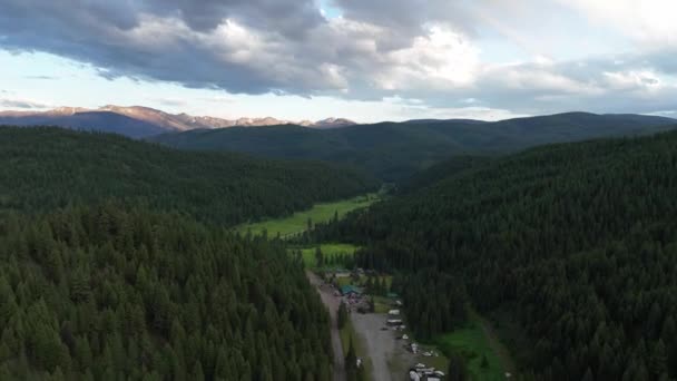 Flyg Över Landsbygden Och Tät Skog Lolo National Forest Nära — Stockvideo