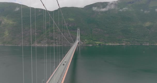 Sestup Podél Mostu Hardanger Přes Velký Fjord Norsku — Stock video