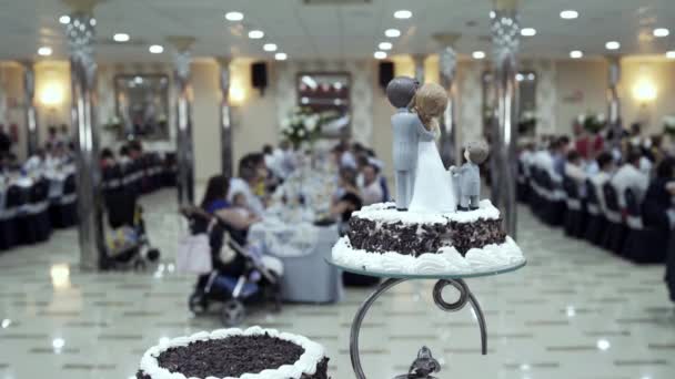 Közel Esküvői Torta Esküvő Napján Meghívott Vendégek Elmosódott Háttér — Stock videók