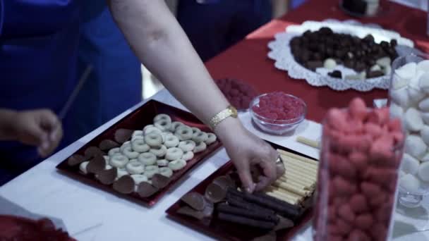 在婚宴桌上供应的各种巧克力和糖果 — 图库视频影像