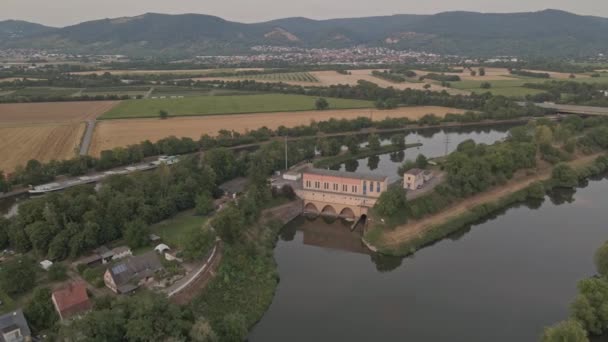 Экскурсия Беспилотнику Wasserkraftwerk Schwabenheim Гидроэлектростанции Реке Неккар Небольшим Каналом Устойчивого — стоковое видео