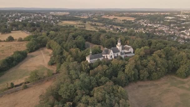 Entspannte Antenne Von Deutschlands Berühmter Kreuzberg Bonn Kirche Imitiert Ein — Stockvideo