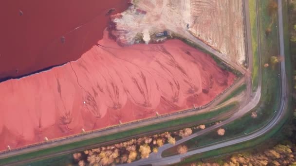 赤泥や赤スラッジ堆積物 スタッド スタッド ニーダーザクセン州 ドイツ 空中からの眺め — ストック動画