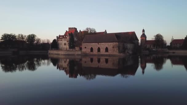 Wasserburg Flechtingen Kalesi Almanya Suyun Güzel Sakin Yansıması Havadan Geri — Stok video