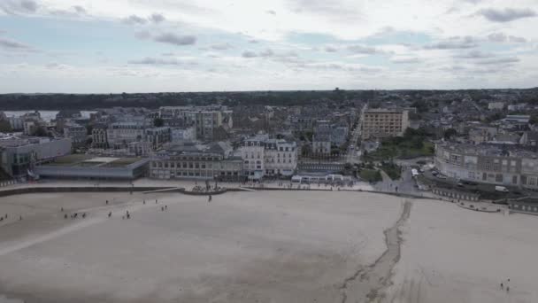 法国迪纳尔德市 布列塔尼市的Plage Cluse或Ecluse海滩的居民 空中前方 — 图库视频影像