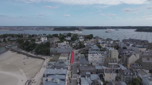 Дрони Літають Над Містом Дінард Туристичним Портом Задньому Плані Бретань — стокове відео