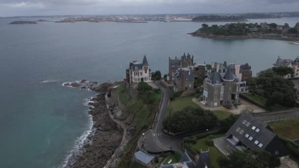 Розкішні Вілли Старому Стилі Вздовж Дінард Скелясті Набережні Бретань Франції — стокове відео