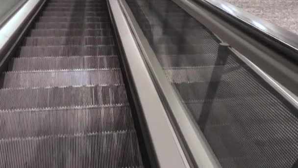 Zicht Een Lege Metalen Roltrap Een Winkelcentrum Tijdens Economische Recessie — Stockvideo