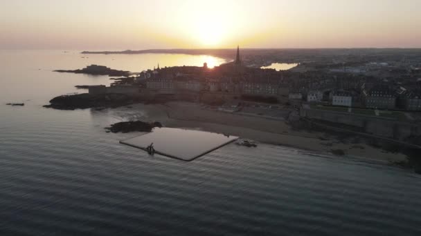 해변에 소금물 가지를 배경으로 프랑스의 Plage Bon Secours 드론이야 공간을 — 비디오