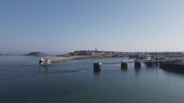 Navio Vela Que Sai Porto Turístico Saint Malo Bretanha França — Vídeo de Stock