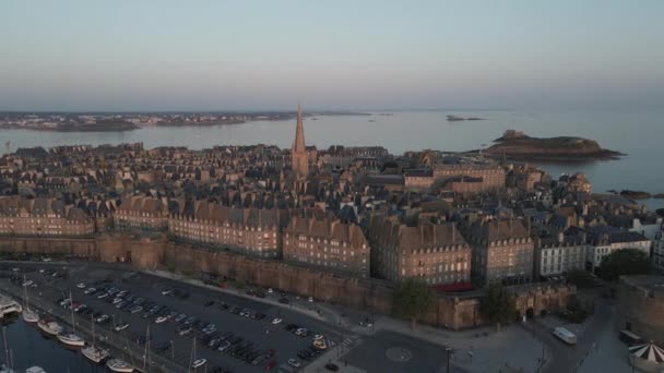 Місто Сен Мало Дзвіницею Собору Оточуючим Ландшафтом Заході Сонця Бретань — стокове відео