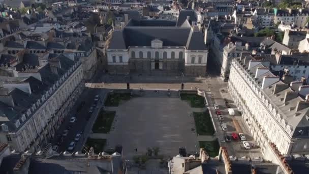 フランスのレンヌ市内中心部にあるブルターニュ議会 空中トップダウン前方 — ストック動画