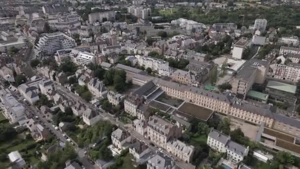 Dron Letící Nad Městem Rennes Francii Sklon Letadla Dopředu Odhalit — Stock video