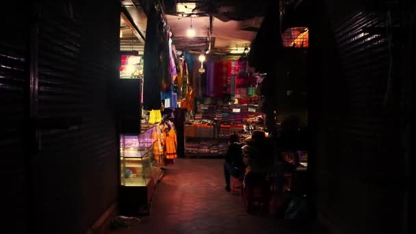 Redakční Silueta Prodejce Obchodu Čeká Zákazníky Prázdném Nočním Trhu Siem — Stock video