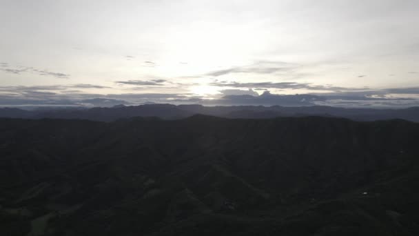 タタコアの荒涼とした山々コロンビアの夜明けの間に乾燥砂漠 空中ワイドショット — ストック動画