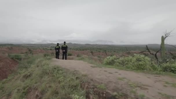 Touristes Regardant Paysage Aride Désert Tatacoa Colombie Tir Drone — Video