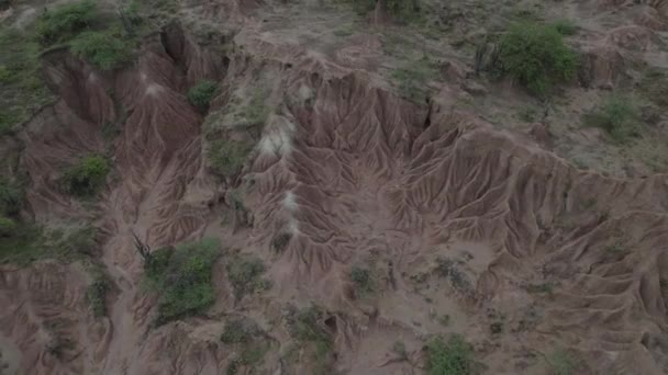 哥伦比亚中部拉塔拉科亚沙漠的风化岩石形成 空降飞行员中枪 — 图库视频影像