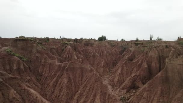 Voando Sobre Desfiladeiros Barro Vermelho Deserto Tatacoa Colômbia Drone Aéreo — Vídeo de Stock