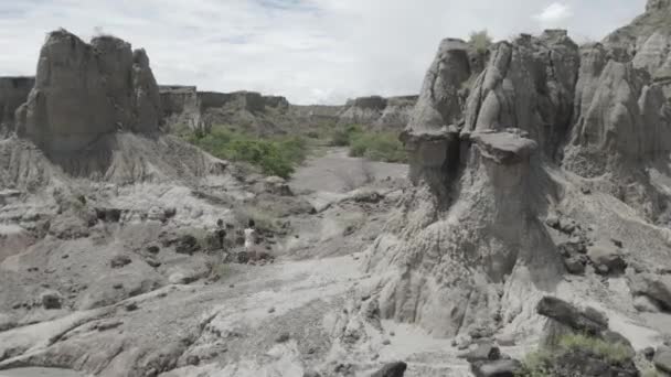 Caminhantes Casal Caminhando Pela Paisagem Árida Deserto Tatacoa Huila Colômbia — Vídeo de Stock