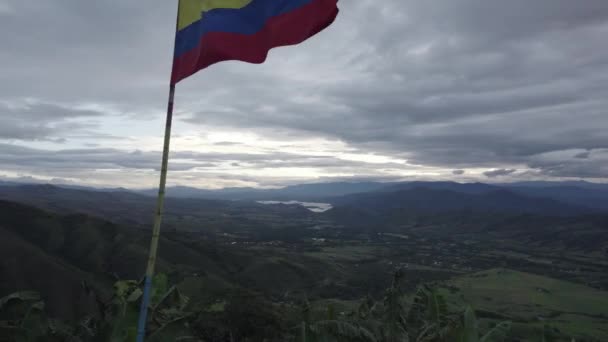 Waving Flag Colombia Scenic Nature Landscape Een Bewolkte Dag Drone — Stockvideo