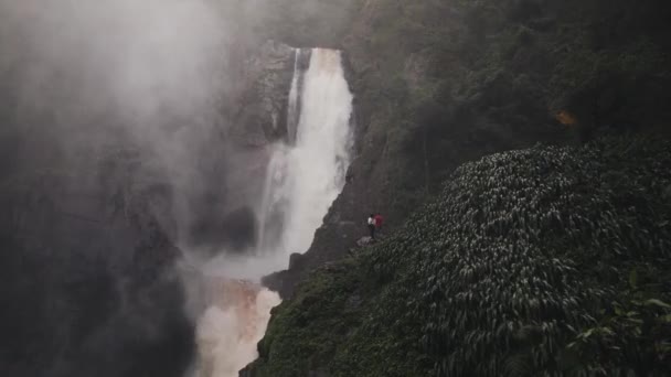 Pessoas Beira Penhasco Com Salto Bordones Isnos Huila Colômbia Drone — Vídeo de Stock