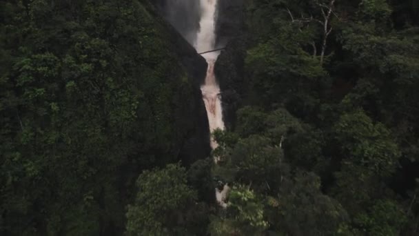 Volando Hacia Agua Que Fluye Desde Cascada Salto Bordones Parque — Vídeo de stock