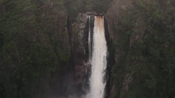 Salto Bordones Cascada Fluyendo Hacia Abajo Acantilado Montaña Parque Natural — Vídeo de stock